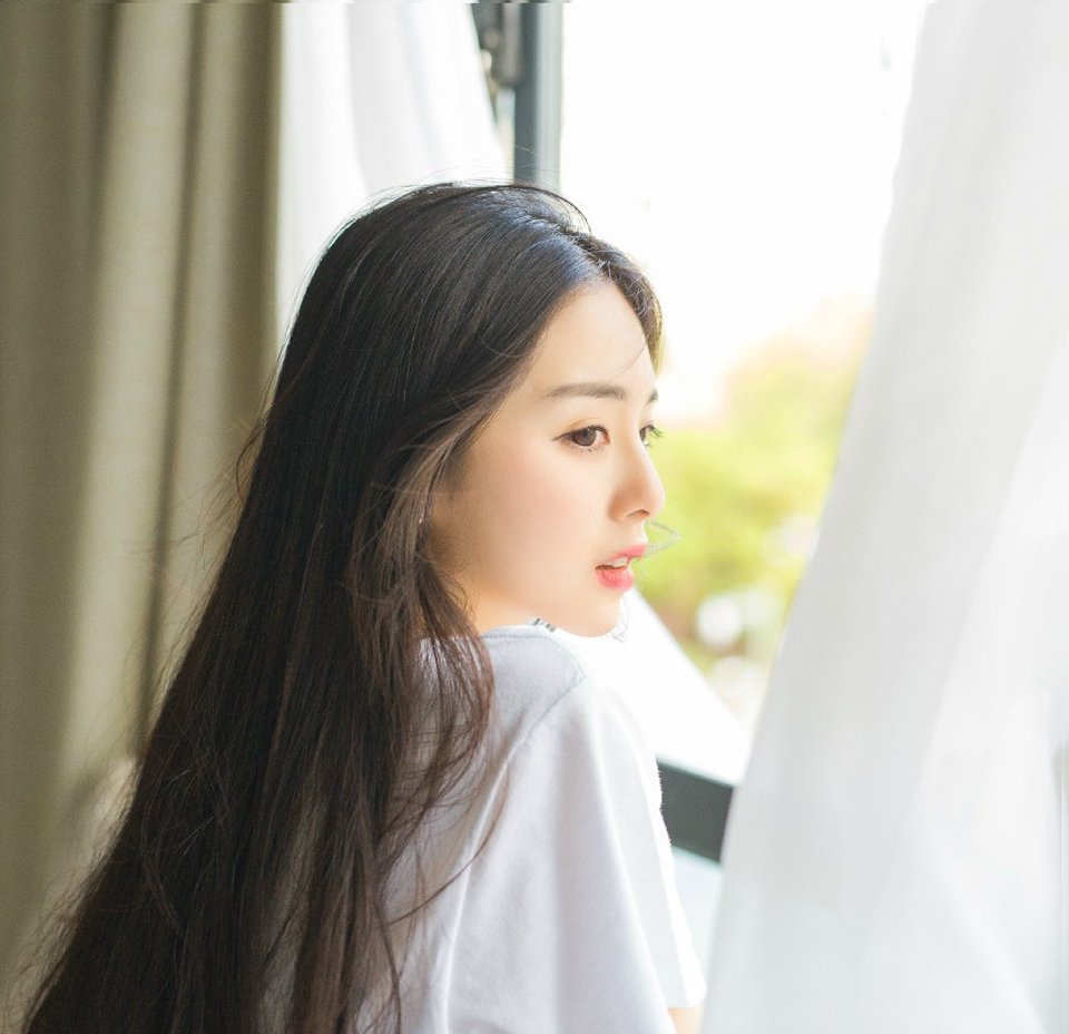 挥挥手，身后百名虎卫战士迅速停下，副统领上前，疑惑的看了虎卫统领一眼：“怎么了？”